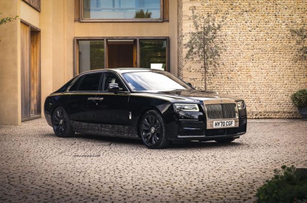 Аристократичният автомобил продължава да следва фирмените традиции в дизайна, като скрива малката революция под маската на консерватизма. Машината премина на алуминиевата платформа на лимузината Rolls-Royce Phantom и кросоувъра Cullinan, а освен това стана първият седан на марката със система за задвижване на четирите колела, като тя е взаимствана от Cullinan.