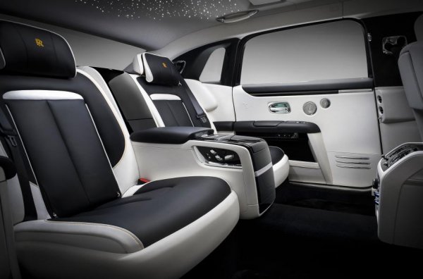 Двигателят е V12 с обем 6,75 литра, както и при събратята на Ghost, развива 571 к.с. Като габарити моделът се приближава до Phantom - междуосието остава непроменено (3295), но дължината е увеличена с 89 мм (до 5546 мм), а широчината - с 30 мм (до 1978 мм). В оборудването влиза система, която напълно отделя водача и пасажерите от обкръжаващия ги свят.