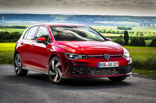 Гамата на осмото поколение на Volkswagen Golf изглеждаше недовършена без спортни версии и през 2020 година във Волфсбург отстраниха този пропуск. Гамата от бързи хечбекове започва с GTI с неговия 2,0-литров турбомотор с 245 к.с. (колкото развиваше и предишната версия GTI Performance). Тубодизелът GTD преди развиваше 184 к.с., но при новото поколение те са 200. А екологичния GTE също вече разполага с 245 к.с.