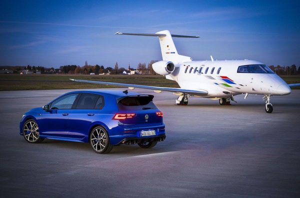 Нямаше как са се мине и без топ-версията Golf R. При нея мощност на турбомоторът с 4 цилиндъра беше увеличена от 300 на 320 к.с., като за разкриване на потенциала му помага и системата за задвижване на четирите колела. Тя е напълно нова, като многодисковата муфа на задната ос беше сменена. Хечбекът получи дрифт-режим, който заключва предната ос.