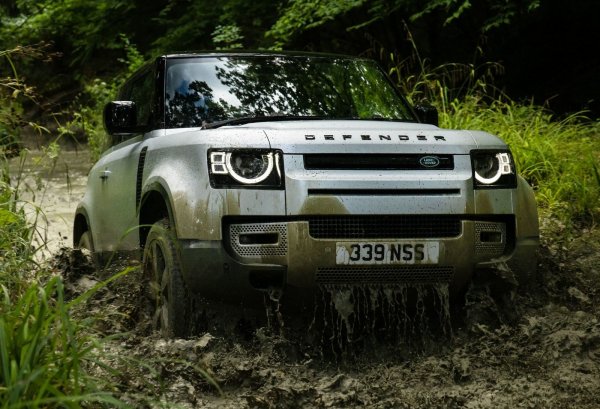 Стандартният Defender дебютира през 2019 година, а през 2020 се появи и неговата версия 90. Тя е с по-малки размери и е с две врати, ката получава специфични дизайнерски акценти по купето и в салона. Същите тези детайли са достъпни и за по-големия вариант - Defender 110.