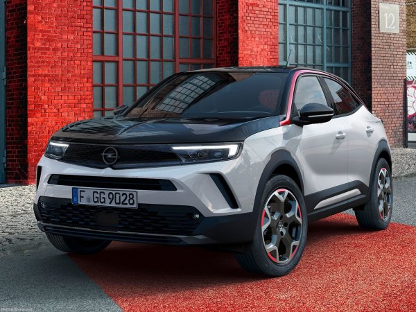 Заради коронавируса моделът беше представен в щаб-квартирата на Opel в Рюселхайм. В Европа новото поколение на кросоувъра ще се предлага с два базови двигателя - 1,2-литров бензинов с мощност 100 или 130 к.с., и с 1,5-литров дизел със 110 к.с. Те се съчетават с 6-степенна механична скоростна кутия или автомат с 8 предавки. Задвижването е само към предната ос.