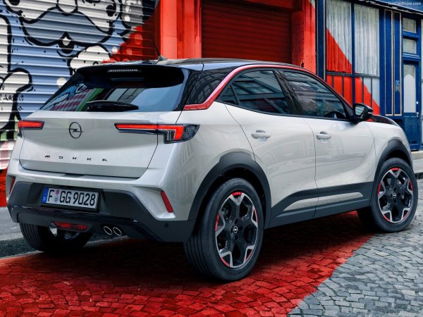 Салонът е изпълнен в минималистичен стил, като новата Mokka получава изцяло цифров кокпит от ново поколение Pure Panel, който се състои от два екрана. В оборудването на модела са включени безкабелно зарядно за смартфон, шофьорска седалка с функция за масаж, адаптивни светодиодни матрични фарове, круиз-контрол, система за наблюдение на околните превозни средства по време на движение и камера за заден ход, която предлага обзор на 180 градуса.