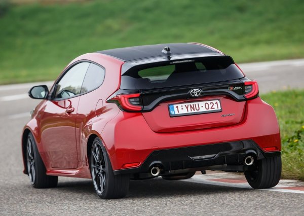 Интериорът до голяма степен повтаря този на стандартния модел, но има и разлики. Воланът с 3 спици извършва 2,36 оборота, а разположението на педалите е съобразено за спортно каране. В единственото ниво на оборудване влизат двузонов климатик, мултимедия с 8-инчов тъч-скрийн, адаптивен круиз-контрол и комплекс от системи за безопасност Toyota Safety Sense.