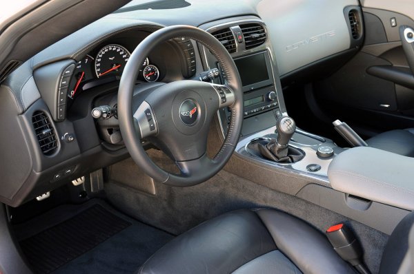 Въпреки първокласното качество на Corvette, салонът на този модел изглеждат евтин. Компанията-производител залага на евтина пластмаса, при това и в сложните елементи, които бързо се износват и се увреждат. Изтриването и напукването на боята са често срещани, дори при внимателна поддръжка.