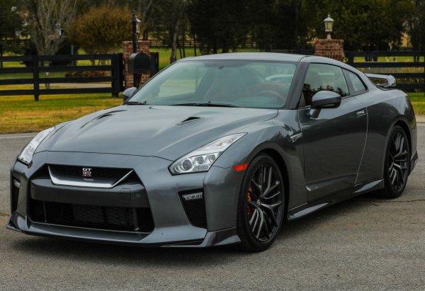 Купето GT-R се смята за един от най-забавните автомобили за шофиране, тъй като има мощен 3,8-литров V6 с двойно турбо, който развива 565 конски сили. Ускорението от 0 до 100 км/ч отнема под 3 секунди, което прави тази кола още по-специално. Такъв беше и нейният предшественик - легендарният Skyline.