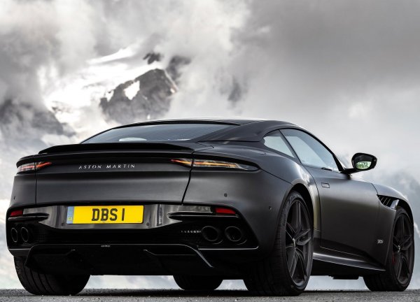 Колата наистина изглежда феноменално, като успява да съчетае една абсурда мощност с елегантността, присъща за моделите на Aston Martin.