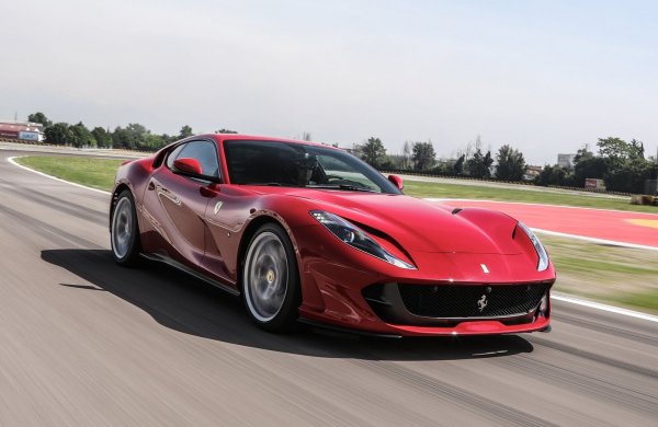 Инженерите на Ferrari наистина надминаха себе си с модела 812, тъй като това е най-бързият и най-мощен автомобил, който бяха произвеждали. Той разчита на 6,5-литров V12, който генерира 800 конски сили и ускорява от 0 до 100 км/ч за само за 2,9 секунди.
