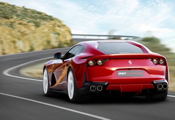 Тази кола представлява версията &bdquo;Superfast&ldquo; на модела F12, който и без това е страшно бърз. И е напълно достоен наследник на някои от забележителните модели в историята на италианската марка като 250 GTO, 365 GTB Daytona и 550 Maranello.