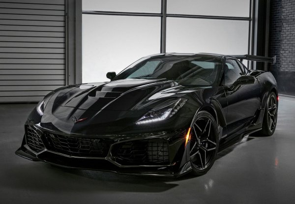 Могъщият Corvette винаги е била американската гордост сред суперколите с предно разположен двигател. Съчетанието от лека каросерия и голям двигател направиха модела много популярен през годините и от ZR1 от 2019 годината не е изключение. Този Corvette се задвижва от 6,2-литров V8 с компресор, който генерира 755 конски сили и е в състояние развие 100 км/ч от място за 2,85 секунди.