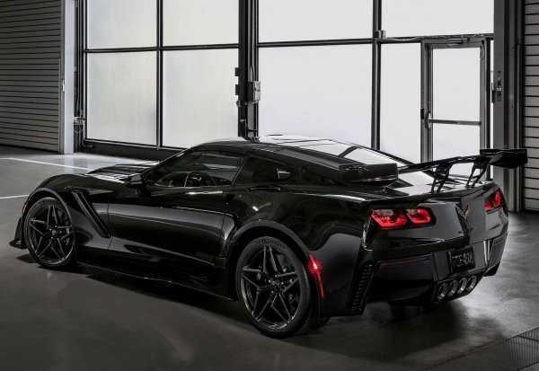 Агресивният външен вид с големия спойлер прави тази кола още по-впечатляваща.За съжаление на феновете на Corvette обаче, това е последният автомобил от модела с преден двигател, произведен, тъй като новият ZR1 C8 (2020 година) е със средно разположение на мотора.