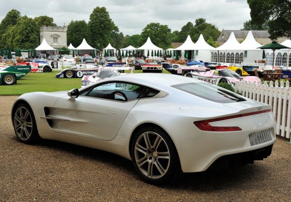 Двигателят V12 идва от модела DB9 и е допълнително усъвършенстван от компанията Cosworth. Освен, че е най-бързият автомобил с предно разположение на мотора, това е и един от най-редките модели, което го прави още по-желан.