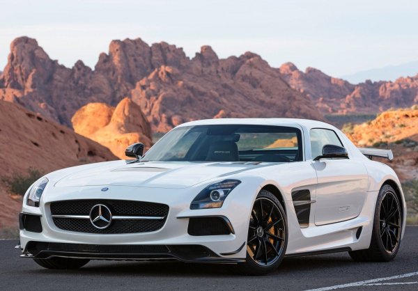Когато излезе, този вариант на SLS беше най-бързият сериен автомобил на Mercedes-Benz . Той се задвижва от мощен 6,2-литров V8, който генерира 622 конски сили. Този страхотен двигател и красивите врати, тип "крила на чайка", правят тази кола абсолютно зашеметяваща.
