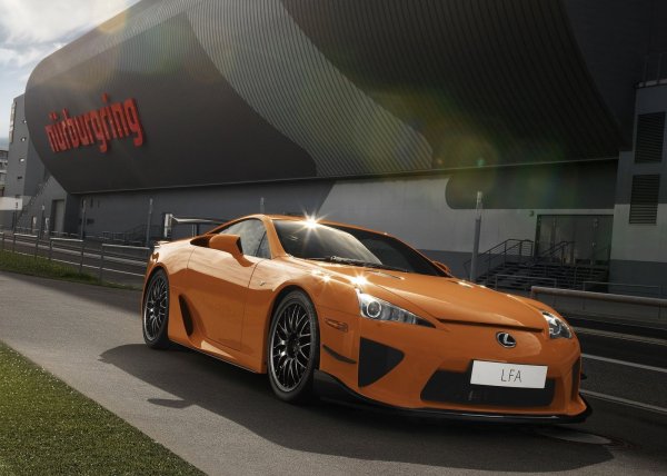 Най-бързият Lexus, създаван някога, има фантастичен V10 двигател с обем 4,8 литра, който произвежда 552 конски сили и изстрелва колата до 100 км/ч от място за 3,7 секунди. Идеята за създаването на LFA е на президента на Toyota - Акио Тойода, който искаше компанията му да направи най-добрата суперкола на света.