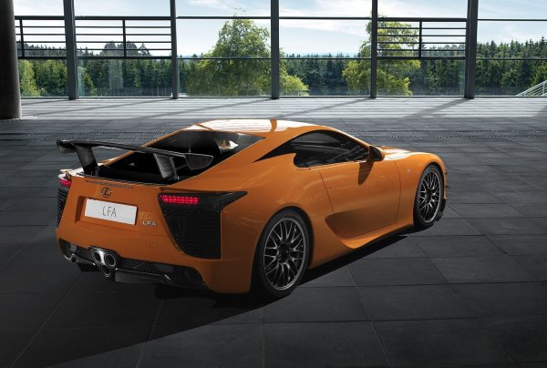 Това, което прави този Lexus уникален, е перфектното разпределение на теглото между предната и задната част, като за това помага и поставянето на скоростна кутия отзад. Каросерията на LFA е от карбон, а особено впечатляваща на вид е тройната тръба на ауспуха.