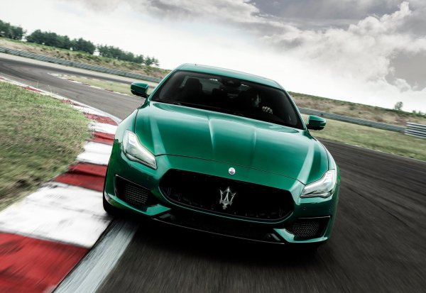 Това не е обичайното Quattroporte, тъй като под капака му е поставен 3,8-литров V8, който генерира 580 конски сили. Ускорението от 0 до 100 км/ч отнема 4,5 секунди, което е съчетано и с впечатляващ външен вид. Това е и най-бързият автомобил с 4 врати в историята на италианската компания.