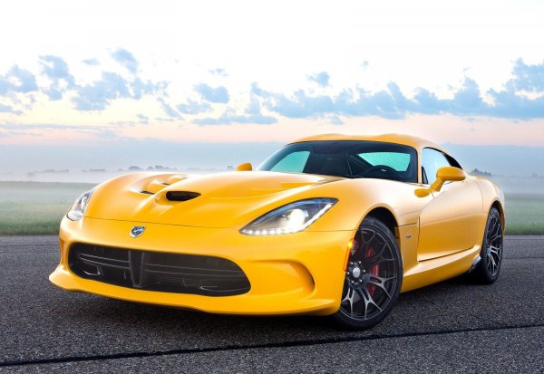 Когато става дума за зверове с преден двигател, Dodge Viper няма как да бъде пропуснат. Този американски автомобил има 8,0-литров V10, който генерира 645 конски сили. Ускорението от 0 до 100 км/ч става за 3,5 секунди.