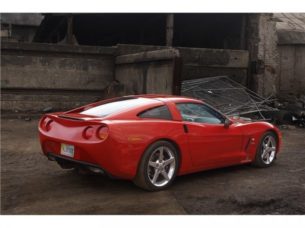 Всички елементи по купето на доработения Corvette  C6 са изработени от фибростъкло и карбон