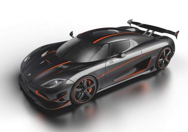 В надпреварата се включи и амбициозният шведски проект Koenigsegg, който всъщност се завръща в надпреварата. През 2005 г. още преди рекорда на Bugatti моделът Koenigsegg ССR за кратко време е най-бързият автомобил на планетата с резултат 388 км/ч. 

А през 2017 г. скандинавският производител отново взимат титлата, след като серийната Koenigsegg Agera RS развива 447 км/ч. Обявеният неофициален резултат от изпитанията в Невада е още по-внушителен - 458 км/ч.
