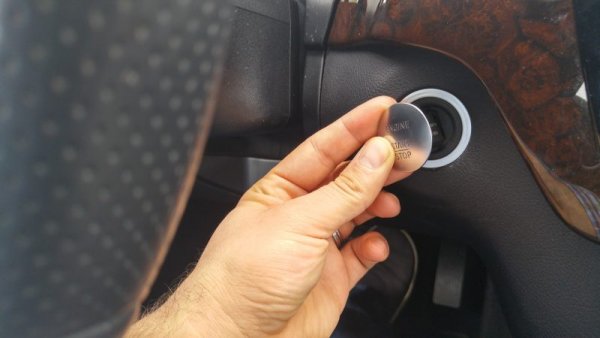 Моделите, оборудвани с т. нар. SmartKey, имат най-необичайната система за запалване. При тях старт-бутонът може да се извади и на негово място да се пъхне ключът.
За целта двигателят трябва да работи. Задържате спирачката натисната. Измъквате старт-стор бутона и пъхвате на негово място ключа. Превключвате на неутрална позиция. Освобождавате педала на спирачката и електронната "ръчна" спирачка. Гасите мотора, но не вадите ключа.
