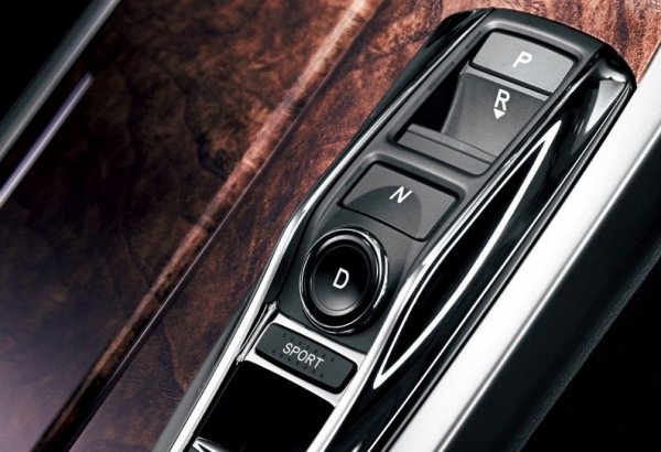 Тук проблемът идва от специфичния превключвател на автоматика при някои версии. При работещ двигател и с натисната крачна спирачка, превключете на неутрална позиция (N). След 5 секунди изключете двигателя. На таблото трябва да се изпише Shift To Park, след което имате 15 минути, преди системата автоматично да включи отново електронната спирачка. 
