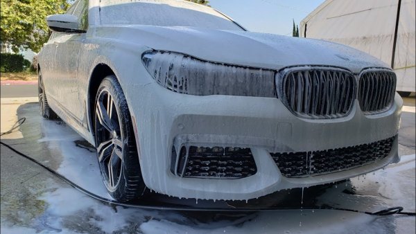 След като вкарате автомобила в автомивката, включете лоста в позиция N, и не гасете двигателя - иначе компютърът автоматично ще я превключи на режим паркинг (P) и ще задейства спирачката.
