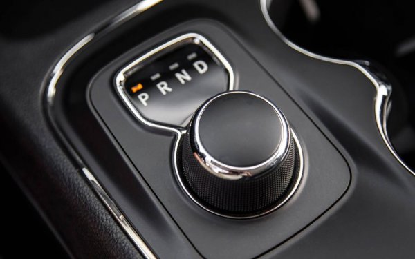 Вариантът с 8-степенна трансмисия и старт-бутон е оборудван и с автоматична паркинг спирачка (това важи и за други модели на Chrysler, Ram и Dodge). Проблемът тук е, че системата не позволява на трансмисията да остане в неутрална позиция, ако двигателят не работи. Единственият вариант да надхитрите системата, е да си останете вътре в колата, докато се мие. При Ram поне има вариант аварийно да освободите електронната спирачка. При Grand Cherokee - не. 
