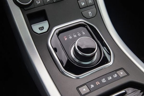 Задръжте бутона Power натиснат за три секунди, за да изключите двигателя. Превключете трансмисията на позиция N. Това автоматично ще задейства ръчната спирачка. Махнете крака си от педала на спирачката и натиснете отново Power за една секунда. После пак натиснете педала и освободете електронната паркинг спирачка от бутона на централната конзола. 
