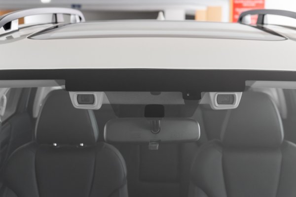 Това важи за всички модели на японците, оборудвани със системата за избягване на сблъсъци EyeSight. Ако не бъде изключена, тя ще разпознава четките като опасност от сблъсък, и постоянно ще задейства спирачките. 
За да я изключите, натиснете бутона на системата за три секунди или повече. На таблото ще светне лампичката Pre-Collision Braking System OFF.
