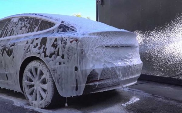 В Tesla са предвидили възможността човек да откара колата си на автомивка, и са обяснили как става това в своето видео Tesla Model S Official Walkthrough, което се намира в YouTube. Инструкциите за мивката започват на 16:26. 
