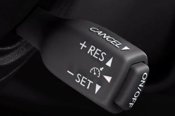 И тук инструкциите се отнасят до моделите със система за предотвратяване на сблъсъци (Collision Avoidance). При тях задължително трябва да се уверите, че динамичният круиз контрол е изключен. 
