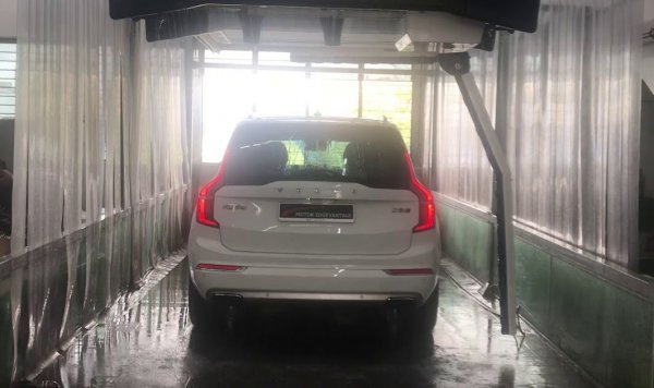 След като вкарате автомобила в мивката, изключете функцията Аuto-hold от бутона й на централната конзола. Влезте в менюто SETTINGS, после MY CAR и Electric Parking Brake, и там изключете автоматичната активация на паркинг спирачката. След това включете трансмисията в позиция N. Изключете двигателя, като натиснете старт-стоп бутона и задължително го задържите натиснат минимум 4 секунди. 
