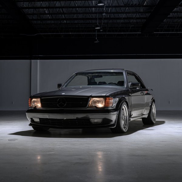 Mercedes-Benz 500 SEC дебютира през 1981 г. на IAA във Франкфурт през 1981 г. като наследник на SLC. 500 SEC се продава заедно с 380 SEC, като и двата автомобила са базирани на платформата W126 S-Class. Стилът на SEC е меко казано поразителен, колата изглежда дълга, елегантна и с удивителна странична линия без средни колони. SEC е проектиран от самото начало да бъде луксозен модел, идеално подходящ за разходки по аутобана или сред красиви пейзажи.