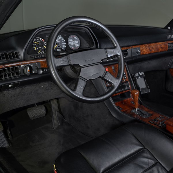 Интериорът на автомобила е в изпълнение с тапицерия от естествена кожа в черен звят антрацит и елегантни апликации от истинско дърво на вратите, таблото и централната конзола. Колата има и волан Momo M38 с четири спици, брандиран от AMG.