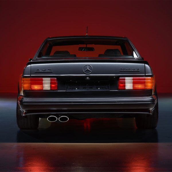 Изпускателната уредба AMG by Sebring е само една от многото технически модификации по автомобила, но несъмнено е сред най-добре изглеждащите и най-вече - най-добре звучащите промени, направени в Афалтербах.