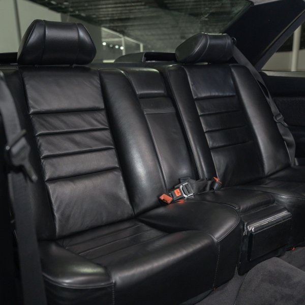 Факт е, че най-желаните места в тази машина са отпред. Моделът обаче е напълно годен да превозва, при това по доста удобен маниер, и още двама пасажери на втория ред седалки, където не липсва нито комфорт, нито простор.