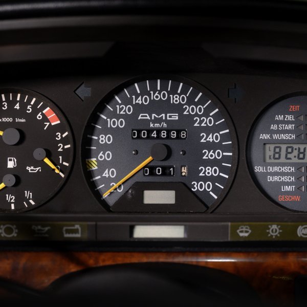 Автомобилът е получил и специален набор от инструменти, който включва характерния за AMG скоростомер, разграфен до 300 км/ч и допълнителен циферблат за бордовия бордов компютър. Пробегът на продавания автомобил е направо невероятно малък - едва 4898 километра.