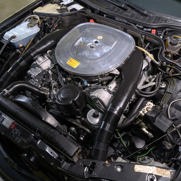 През 80-те AMG все още е сравнително млада тунинг фирма и не е пълна собственост на Mercedes. Доработките им върху двигателя на 500 SEC обаче впечатляват всички - хората от Афалтербах създават един от най-бруталните GT автомобили на ерата благодарение на преработения V8, чийто работен обем е увеличен до 6,0 литра, а мощността достига 375 к.с. &ndash;  точно толкова, с колкото разполага Ferrari Testarossa.