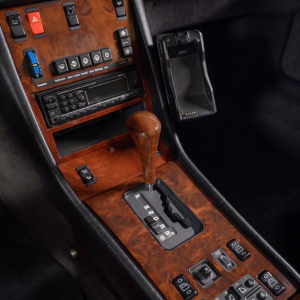 Моделът неслучайно има прозвището "Hammer" или "Чукът" - бруталната осемцилиндрова машина с напълно нови цилиндрови глави и модифицирани разпределителни валове стоварва цялата си мощ към автоматичната трансмисия Mercedes, а задвижването е само на задните колела. Както може да се предположи, управлението на такъв автомобил иска здрава и сигурна ръка - и хладен разум.