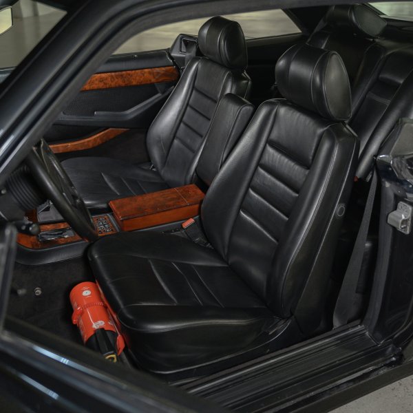 Традиционно всички представители на този модел идват без средни колонки на покрива, поради което, специално при отворени прозорци, вътре човек може да се почувства поне наполовина като в кабриолет. 