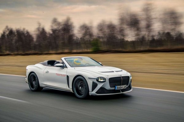 Bentley ще представи няколко специални лимитирани модела за най-сериозните си клиенти, които ще минат през ръцете на подразделението Mulliner.

Първият от тях е именно Bacalar, който ще излезе в тираж от едва 12 бройки. Най-фината еволюция на кабриото Continental включва седалки от специална вълнена материя, табло, направено от 5000-годишна дървесина, консервирана в торфени мочурища и по-мощна версия на двигателя. Спецмоделът идва и с над 750 несерийни части, включително поне 40, изработени от карбон.