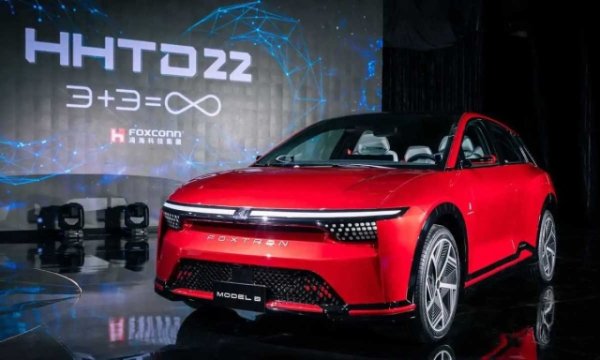 Известният производител на електронни компоненти реши да се съсредоточи върху автомобилния пазар, подписвайки няколко съюза с марки в сектора. Сред тях се откроява Fisker , американска компания, която произвежда електрически превозни средства. За да управлява по-добре своята експанзия в автомобилния свят, Foxconn също така основа Foxtron. Един от партньорите на Foxtron е известното италианско дизайнерско студио Pininfarina . 
