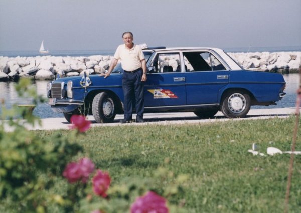 Навярно сте чували за Грегорис Сакинидис от Солун, който със своя Mercedes-Benz 240D от 1976 г. е изминал 4,6 млн. км. Това разстояние са равнява на 115 обиколки на Земята по екватора или на 6 пътувания до Луната и обратно. При това таксиметровият шофьор купува колата... втора ръка през 1981 г., когато тя е на 200 000 км. След това е навъртял още 4,4 млн.

Грегорис на практика не излиза от колата, като работи денонощно. По време на военните конфликти на Балканите в началото на 90-те години доставя лекарства в Белград, като е направил 800 курса от Солун до столицата на Сърбия. Гъркът твърди, че Mercedes-ът никога не го е подвеждал, но и той се е грижил много добре за него. За целия период колата е претърпяла един основен ремонт на двигателя.
Сега автомобилът на Сакинидис е заел своето заслужено място в музея на Mercedes-Benz в Щутгарт, а в замяна неговият собственик получи от компанията чисто нов Mercedes-Benz C200 СDI. 