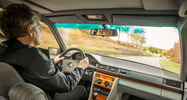 Служителят в завода Daimler Benz в Зинделфинген - Михаел Никл, си купува чисто нов  Mercedes-Benz E-Class с 2,0-литров дизелов мотор през есента на 1992 г. След няколко години той решава да продаде колата, но е твърде късно. До момента тя е навъртяла малко над 1,1 млн. км, като Никл не крие, че е ремонтирана. Типично по германски, собственикът е пресметнал разходите си автомобила за целия период - 58 500 евро за ремонт и обслужване и 53 800 за гориво при среден разход 6 л/100 км.

