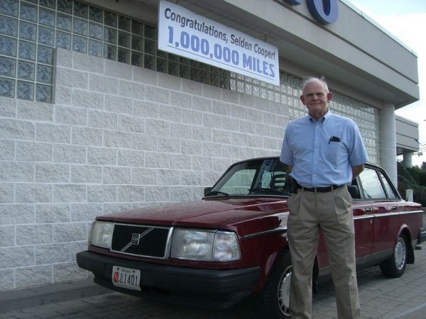 На 22 септемри 2012 Селдън Купър, учен от Университета Темпъл в Ню Джърси, пристига в дилърски център Lehman Motors Volvo, за да смени маслото на своето Volvo 240, произведено през 1987 година. Нищо особено, с изключение на това, че това е смяна номер 200. В сервиза очакват посещението на Купър, като представители на High Мileage Сlub му връчват сертификат за влизане в организацията им.
Собственикът разкрива, че никога не си е поставял за цел постигане на рекорден пробег. При покупката на автомобила той не е очаквал да измине с него повече от 250 000 мили (400 000 км) - толкова е навъртял с предишната си кола - Volvo 164-E от 1975. Тя е изкупена от дилъра, който му е продал новото Volvo 240. 
С колите си Купър е пътувал всеки ден до работа, а освен това е направил пътешествие от Флорида до Канада. И при него тайната е в доброто обслужване, като то винаги е правено в един и същ сервиз. Дори когато Селдън се премества в Балтимор, който е 300 км от Ню Джърси, той пътува обратно, за да докара колата си в сервиза.