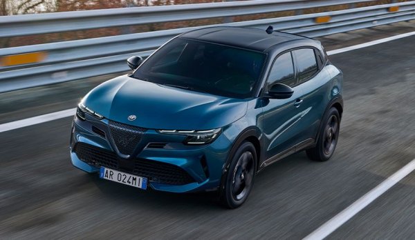 Още един новак на AWD сцената у нас. Най-малката Alfa се прави в Полша и това предизвика такъв скандал в Италия при появата й, че се наложи моделът в движение да бъде прекръстен от Milano на Junior. Версията с пълно предаване на практика ползва технологиите от Jeep Avenger, с 1.2-литров турбомотор в комбинация с хибридна система за общо 145 конски сили. 

