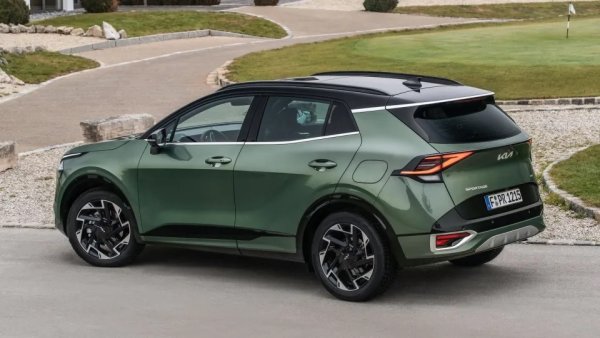 Само за година цената на AWD версията на Sportage е скочила с над 3000 лева, но въпреки това корейският модел си остава сред най-достъпните C-SUV със задвижване на четирите колела у нас. Срещу цитираната цена ще получите мек хибрид с 1.6-литров бензинов мотор, 160 конски сили и 7-степенен автомат. Както е обичайно при Kia, даже базовото ниво на оборудване е доста богато: 17-цолови алуминиеви джанти, LED светлини, отопляеми сгъваеми огледала, рейки на покрива, кожен волан, двузонов климатроник, отопление на предните седалки и волана, 8-инчова мултимедия, парктроник отпред и отзад, камера за задно виждане. 
Цена през 2020: 48 496 лева
Цена през 2021: 50 496 лева 
Цена през 2022: 61 960 лева
Цена през 2023: 63 160 лева
Цена през 2024: 65 560 лева
