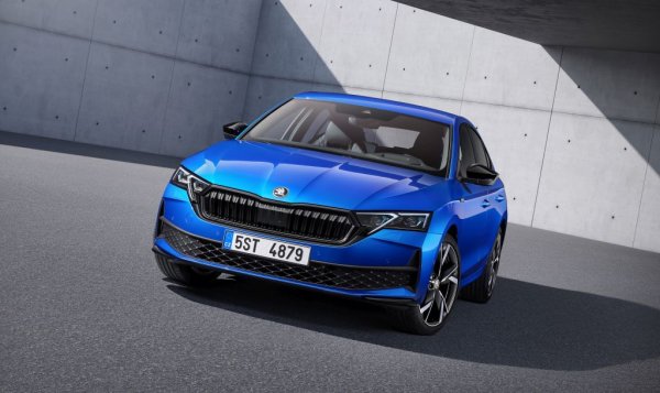 След една година отсъствие от класацията Octavia се завръща - и фейслифтът на актуалното поколение най-сетне получи версия с AWD. За съжаление това задвижване е лимитирано само до двулитровия бензинов TSI двигател в комбинация със 7-степенен автомат с двоен съединител. Цената е за ниво на оборудване Selection - второто от общо четири в гамата.  
Цена през 2020: 44 400 лева
Цена през 2021: 52 600 лева
Цена през 2022: 57 910 лева
Цена през 2023: 61 360 лева
Цена през 2024: n/a

