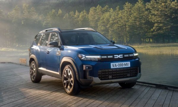 Новото попълнение в гамата на Dacia тази година е най-големият автомобил, произвеждан от румънската марка на Renault (ако не броим оригиналния Duster от 80-те, който бе просто ребрандирано ARO). Той предлага и изцяло нов пълен хибрид с 1.8-литров двигател, но за съжаление той не може да се комбинира със задвижване на четирите колела. Както и при Duster, то е ограничено само до версията Mild Hybrid с 1.2 турбо и 130 коня с ръчни скорости. Високото ниво Extreme с AWD струва 58 490 лева. 
