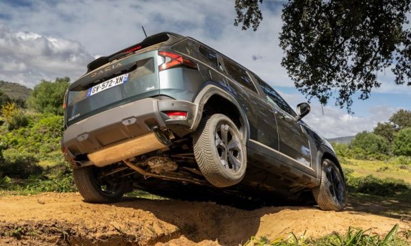 Изцяло промененото трето поколение на Duster дойде миналата година и първоначално вдигна ценовата летва само с около 2000 лева, но постепенно разликата стана 3600 лева спрямо втората генерация. Новият Duster предлага 4х4 задвижване само във варианта мек хибрид, задвижван от 1.2-литров трицилиндров турбомотор със 130 коня мощност и 6-степенна механична трансмисия. Цената е за ниво Еxpression, което дава климатик, паркинг сензори и камера за паркиране, цветни дигитални прибори, 10-инчова мултимедия с безжично свързване на Android Auto и Apple CarPlay, и 17-цолови алуминиеви джанти.
За по-горните нива Extreme и Journey цената е изравнена - 52,190 лева. 
Цена през 2020: 35 944 лева
Цена през 2021: 36 820 лева 
Цена през 2022: 40 490 лева
Цена през 2023: 45 490 лева
Цена през 2024: 47 790 лева
